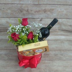 Arranjo na Caixa com Vinho + Chocolate